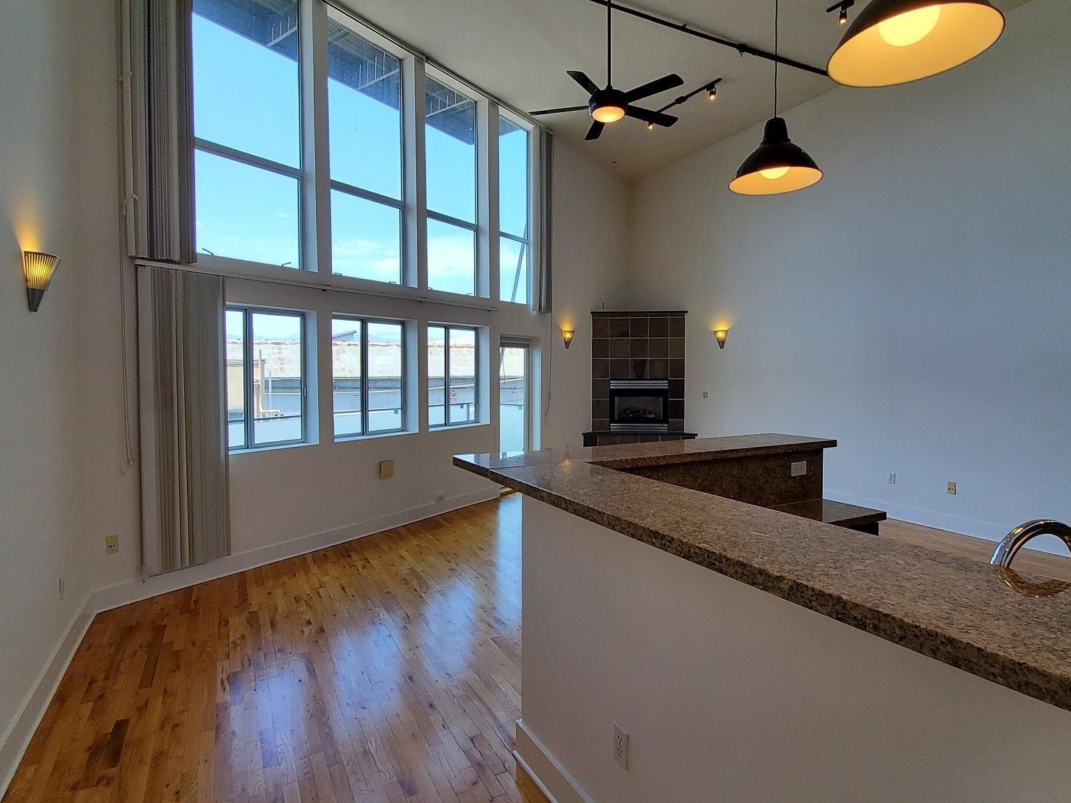 1050 17th St