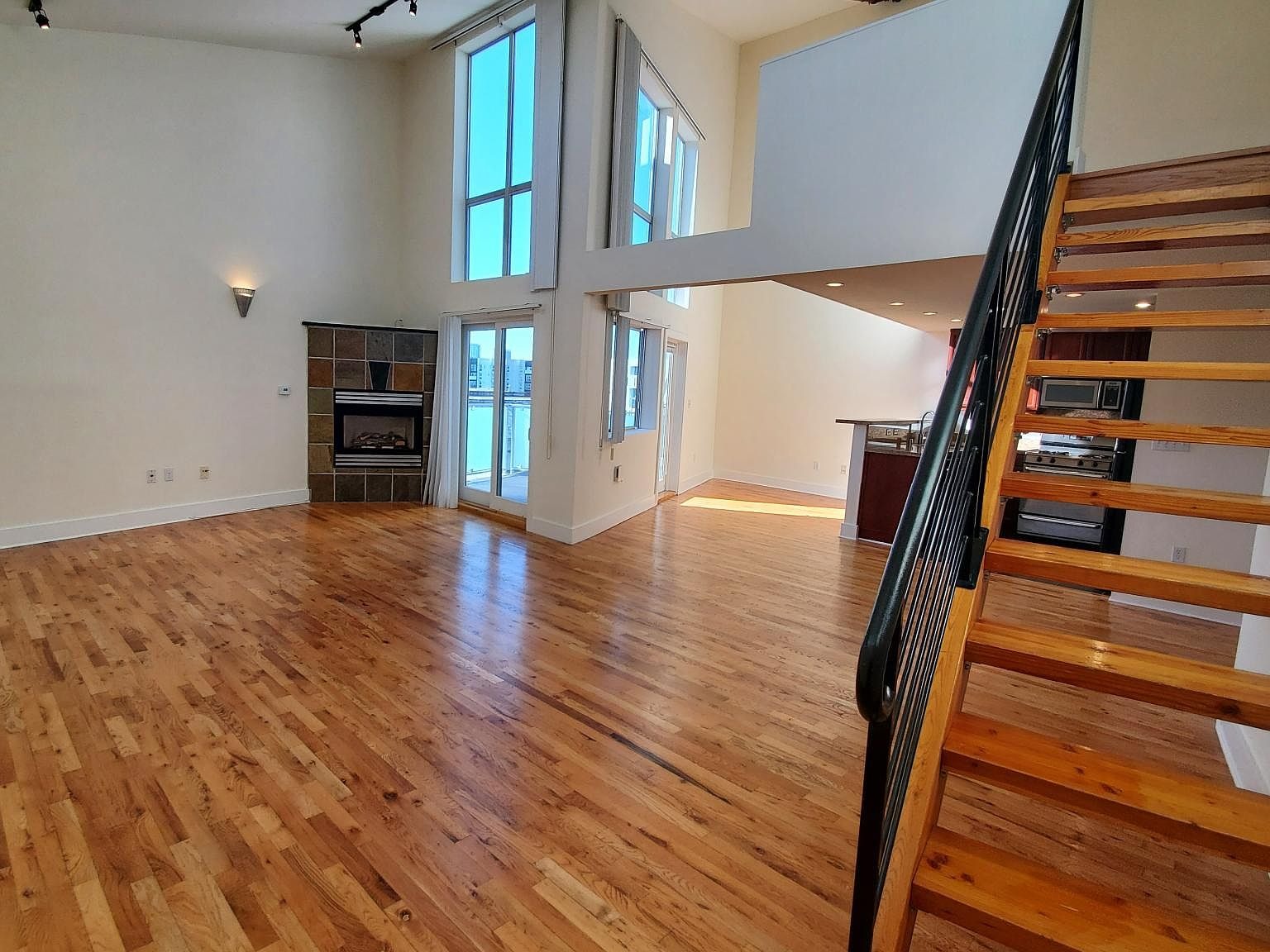 1050 17th St