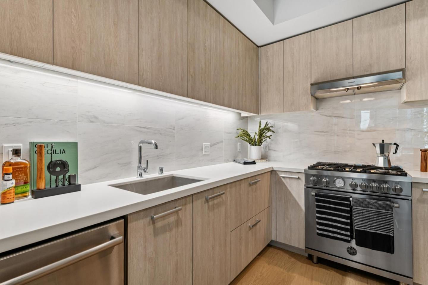 188 W St James Street #10413 — photo 3