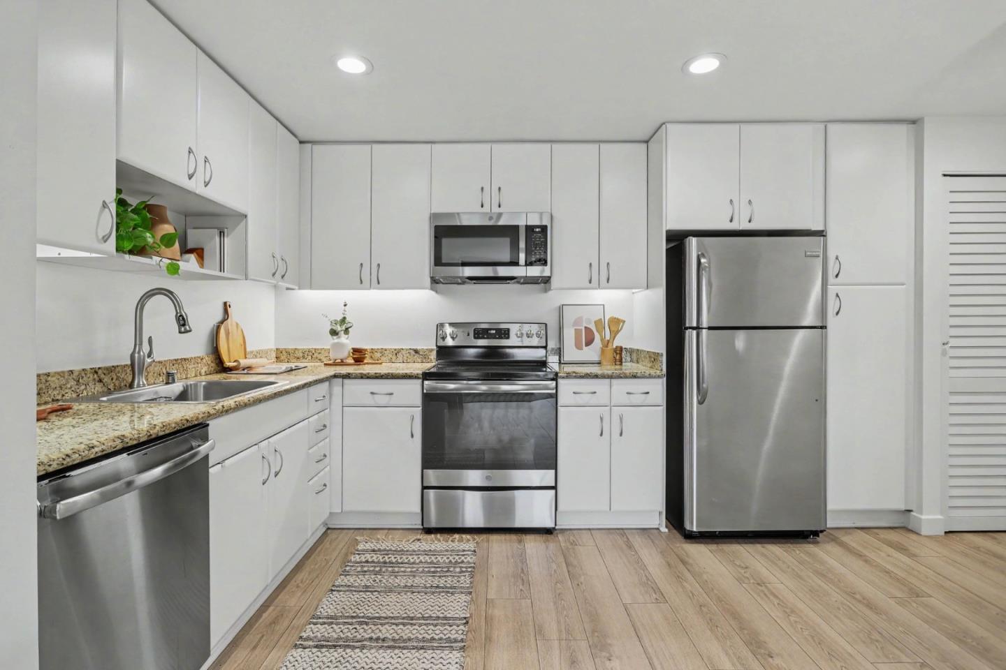 260 King Street #Unit 555 — photo 8